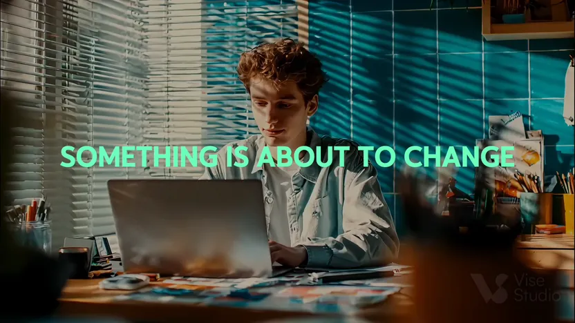 电脑前的创作者,配文“Something is about to change”